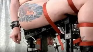 Bdsm bondage fucking machine präsentiert spannende Szenen mit Frauen in Fesseln