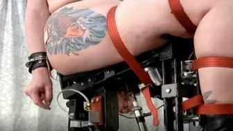 Bdsm bondage fucking machine präsentiert spannende Szenen mit Frauen in Fesseln